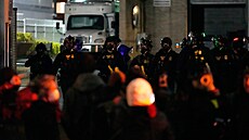 Demonstranti stojí v konfrontaci s policií p�ed budovou americké imigra�ní a...