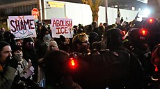 Demonstranti stojí v konfrontaci s policií p�ed budovou americké imigra�ní a...
