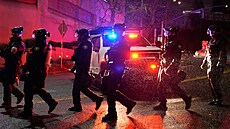 Policisté z Portlandu procházejí kolem budovy americké imigra�ní a celní...