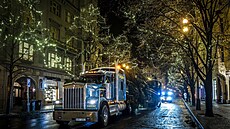 Váno�ní strom pro Starom�stské nám�stí v Praze na cest�. (25. listopadu 2025)