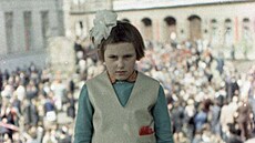 Dívka si oslavy prvního máje ve Lvov� u�ívala po svém. (1. kv�tna 1968)