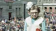 Dívka si oslavy prvního máje ve Lvov� u�ívala po svém. (1. kv�tna 1968)