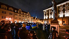 N�kolik desítek lidí se v úterý se�lo na Loretánském nám�stí v Praze p�ed...