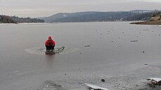 Brn�n�tí strá�níci varují, �e vstup na led Brn�nské p�ehrady není bezpe�ný. (6....