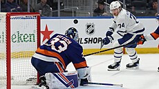 David Rittich zasahuje proti st�ele hrá�� Toronto Maple Leafs.