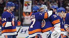 Hrá�i New York Islanders slaví s branká�em Davidem Rittichem výhru nad Toronto...