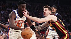 Mohamed Diawara (51) se sna�í proniknout p�es obranu Víta Krej�ího.