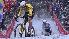 Wout van Aert na zasn�ené trati cyklokrosového závodu v Molu, za ním se...