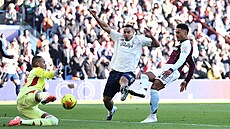 Obránce Murillo a branká� John Victor z Nottingham Forest zasahují proti st�ele...