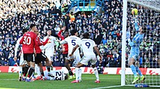 Branká� Leedsu Lucas Perri zasahuje k nelibosti hrá�� Manchesteru United.