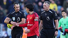 Kapitán United Lisandro Martinez debatuje p�i polo�asové pauze s rozhod�ím...
