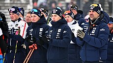 Norský tým spole�n� se soupe�i vzdává poctu Sivertu Bakkenovi