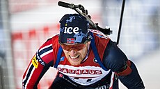 Sivert Bakken v cíli sprintu v Östersundu