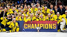 �véd�tí hokejisté pózují se zlatými medailemi a trofeji pro vít�ze juniorského...