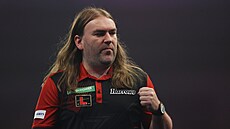 Anglický �ipka� Ryan Searle b�hem semifinále mistrovství sv�ta.