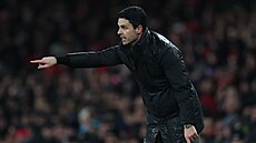 Mikel Arteta gestikuluje b�hem utkání s Liverpoolem.