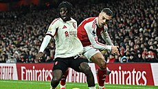 Jeremie Frimpong si kryje balon p�ed Leandrem Trossardem.