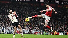 Declan Rice st�ílí v utkání s Liverpoolem.