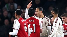 Vým�na názor� mezi fotbalisty Arsenalu a Liverpoolu.