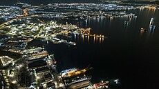 No�ní pohled na �ecký p�ístav Elefsina, který chce do budoucna konkurovat...