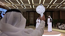 Dra�itel s asistentem b�hem aukce sokol� na Mezinárodním loveckém a jezdeckém...