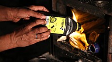 Syrská �ena zapaluje kamna, ve kterých ho�í plastové láhve, proto�e nemá peníze...