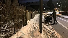 Chodc�m v Liberci p�eká�í lampa uprost�ed chodníku.