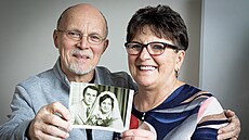 Eva Záklasníková s man�elem Jind�ichem dr�í svatební fotku z ledna 1976.