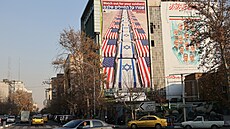 Protiamerický a protiizraelský billboard  na budov� v Teheránu. (4. ledna 2026)