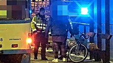 Ostrav�tí strá�níci s mu�em, který z tramvajové zastávky odcizil zapomenutý...