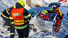 Hasi�i vypro��ují 65letého �idi�e z havarovaného vozu Opel Astra v Bíl�icích na...