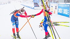 Jessica Jislová (vlevo) a Markéta Davidová v cíli sprintu v Oberhofu.