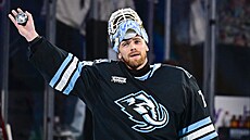 Karel Vejmelka slaví s publikem vít�zství nad Ottawou.