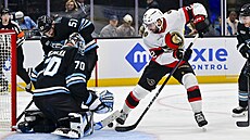 Karel Vejmelka zasahuje proti dorá�ce Michaela Amadia.