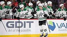 Radek Faksa se spoluhrá�i slaví svoji druhou branku v sezon�.