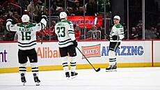 Radek Faksa se spoluhrá�i slaví svoji druhou branku v sezon�.