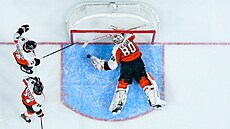 Dan Vlada� zakrývá kotou� ve svém brankovi�ti.