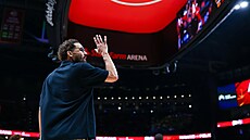 Vytrejdovaný Trae Young mává fanou�k�m Atlanty.