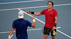 Jakub Men�ík a Zizou Bergs si podávají ruku po utkání v United Cupu.