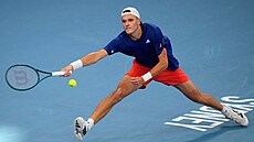 Jakub Men�ík se natahuje po mí�ku ve �tvrtfinálovém utkání United Cupu.