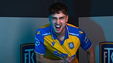 Tomá� Zlatohlávek pózuje v teplickém dresu.