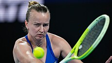 Barbora Krej�íková se natahuje po mí�ku ve �tvrtfinále United Cupu.