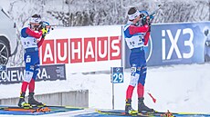 Mikulá� Karlík a Michal Kr�má� (vlevo) st�ílí na polo�ce vestoje.