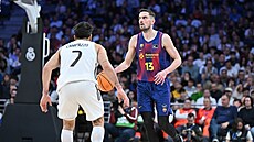 Tomá� Satoranský rozjí�dí úto�nou akci Barcelony, brání ho rozehráva� Realu...