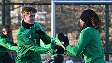 �imon Slon�ík a Lucky Ezeh se p�etahují na za�átku zimní p�ípravy fotbalist�...