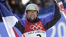 Akrobatický ly�a� Ale� Valenta slaví na olympiád� v Salt Lake City.