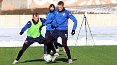 Na prvním leto�ním tréninku fotbalist� Baníku Ostrava bojují o mí� Václav...