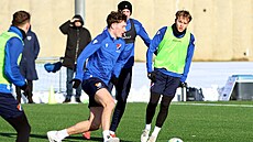 Jedna z ostravských posil, zálo�ník Filip �ancl (vpravo), sleduje mí�, za ním�...