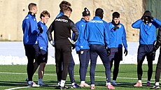 Ostrav�tí fotbalisté v pauze na tréninku. Druhý zleva je finský k�ídelník Lauri...