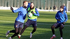 Ond�ej Kri�falu�i si zpracovává balon p�ed Václavem Jure�kou. Oba sleduje Petr...